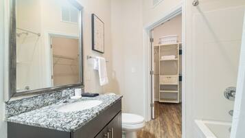 Gratis toiletartikelen, een haardroger, handdoeken, zeep