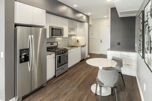 Apartament, 1 dormitori | Cuina privada | Frigorífic gran, microones, forn i placa de cuina 