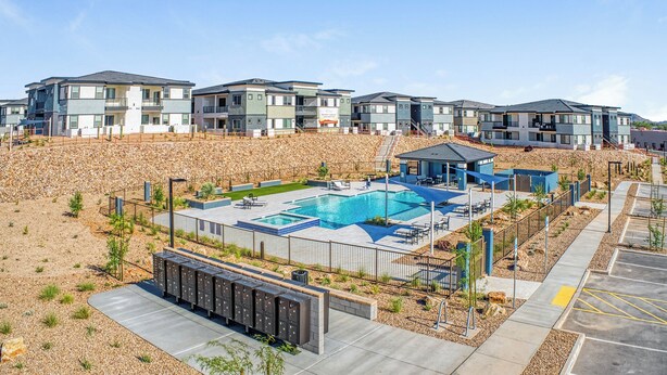 Un complexe résidentiel doté d’une piscine centrale, de nombreux balcons et d’un espace paysager agrémenté d’un petit jardin.