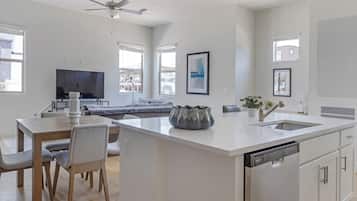 Apartment, 1 Bedroom | Private kitchen | Full-size fridge, microwave, oven, stovetop