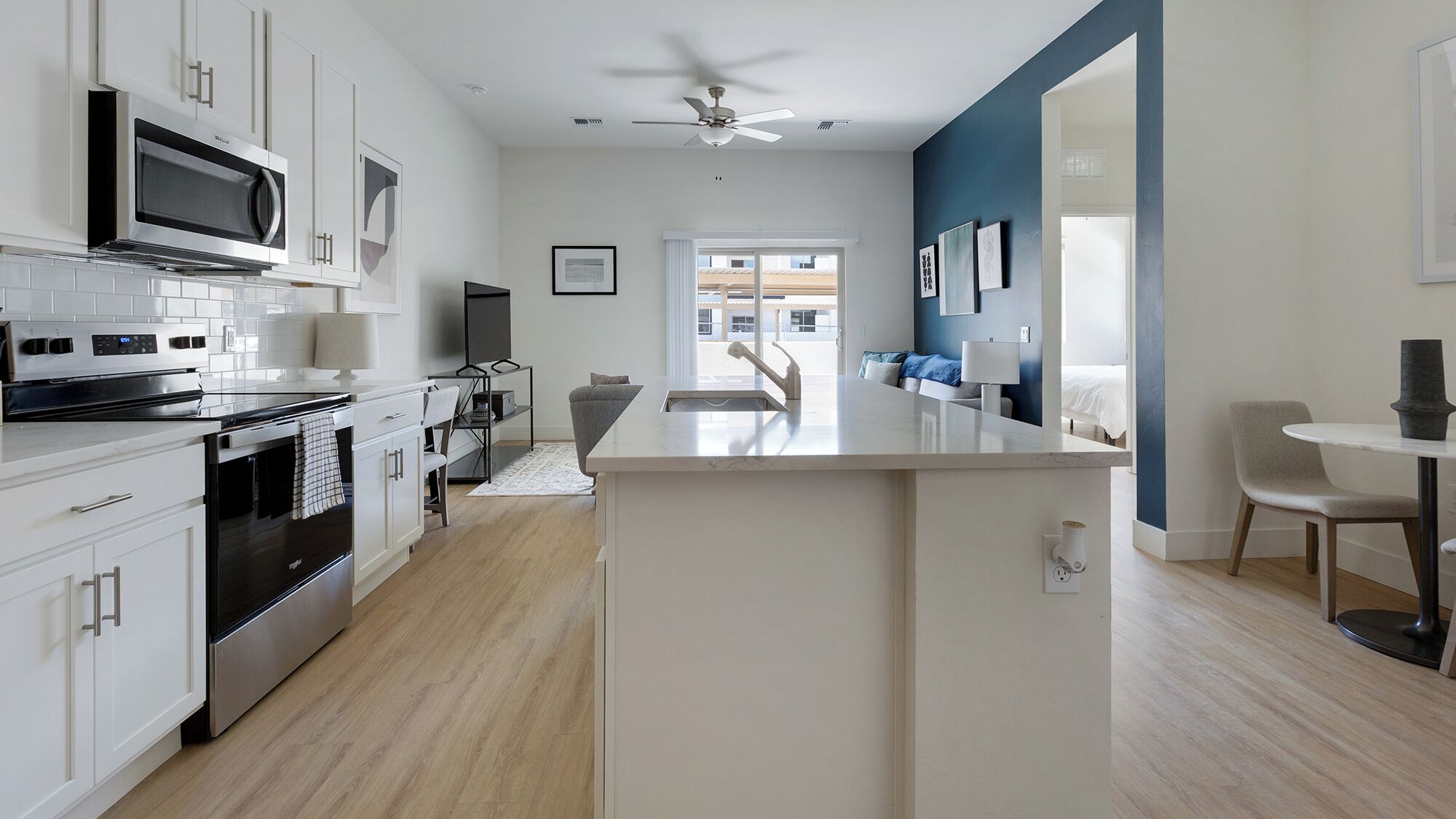 Full-size fridge, microwave, oven, stovetop