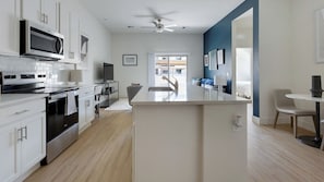 Full-sized fridge, microwave, oven, stovetop