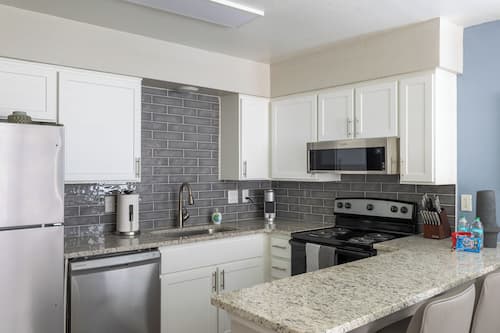 Apartment, 1 Bedroom | Private kitchen | Full-sized fridge, microwave, oven, stovetop