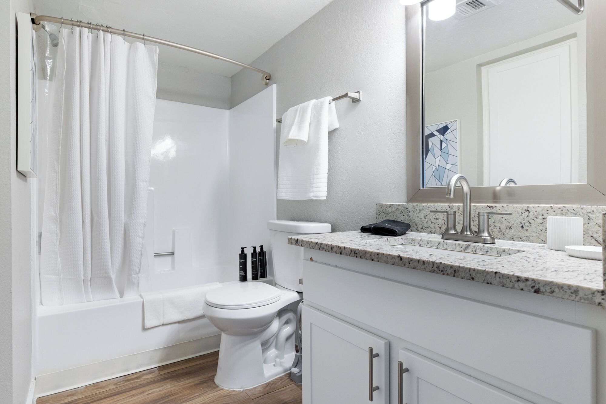 Apartemen, 1 kamar tidur | Kamar mandi | Kombinasi shower/bathtub dan perlengkapan mandi gratis
