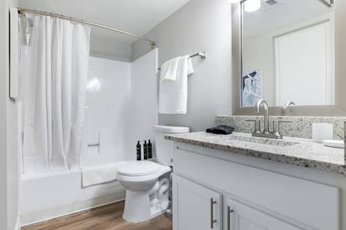 Apartamento, 1 habitación | Baño | Ducha y bañera combinadas y artículos de higiene personal gratuitos