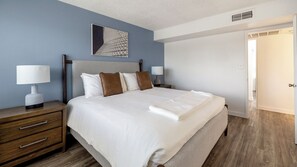 Appartement, 2 chambres | Décor unique, ameublement unique, fer et planche à repasser