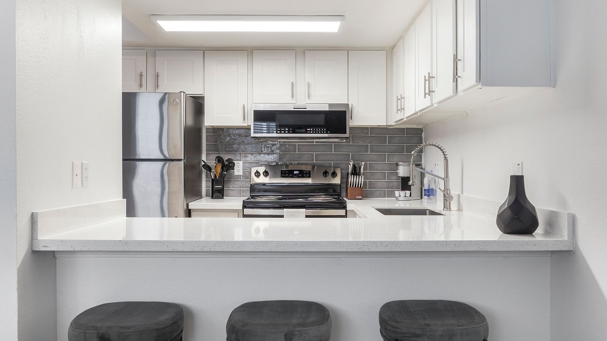 Full-sized fridge, microwave, oven, stovetop