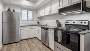 Departamento, 2 habitaciones | Cocina privada | Refrigerador con congelador, microondas, horno y parrilla de estufa 