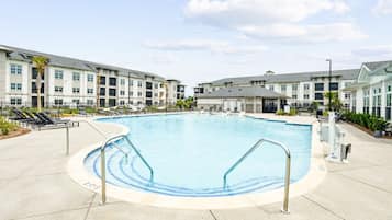 حمّام سباحة خارجي، مقاعد للتشمس