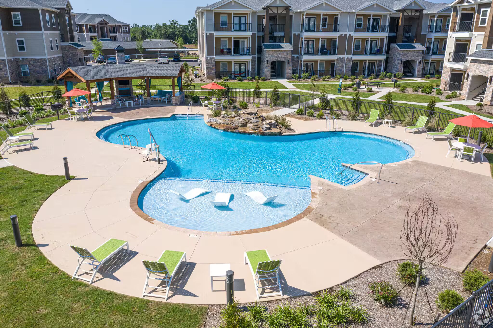 Außenpool (je nach Saison geöffnet), Liegestühle