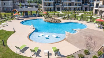 Außenpool (je nach Saison geöffnet), Liegestühle