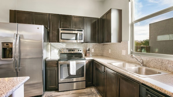 Full-size fridge, microwave, oven, stovetop - Landing Apartments Orlando - Central Business District (Orlando)