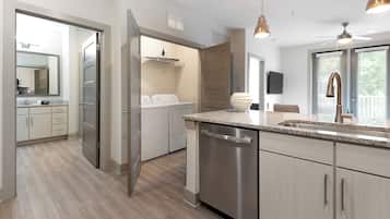 Apartment, 1 Bedroom | Dihias secara berasingan, dilengkapkan perabot secara berasingan