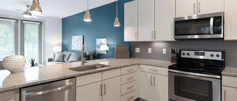 Apartment, 1 Bedroom | Private kitchen | Full-size fridge, microwave, oven, stovetop