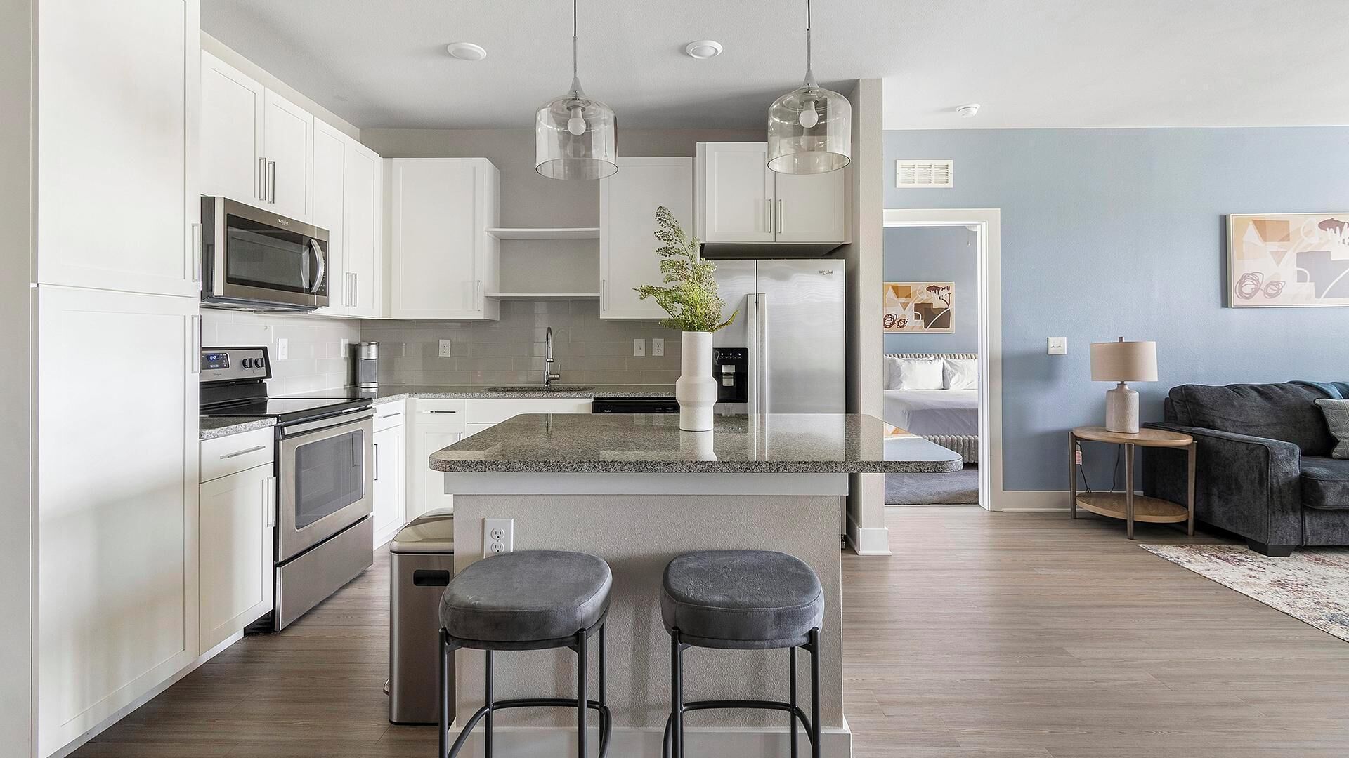 Full-size fridge, microwave, oven, stovetop