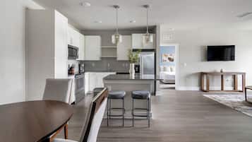 Huoneisto, 2 makuuhuonetta | Yksityinen keittiö | Täysikokoinen jääkaappi, mikroaaltouuni, uuni, liesi