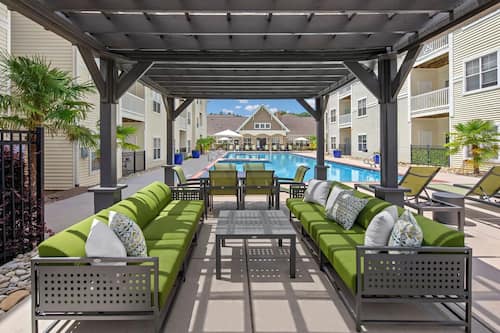 Piscine extérieure en saison, cabanas gratuites