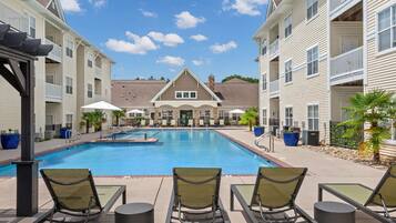 Seasonal outdoor pool, free cabanas