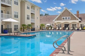 Seasonal outdoor pool, free pool cabanas
