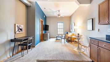 Apartment, 1 Schlafzimmer | Wohnbereich | Fernseher