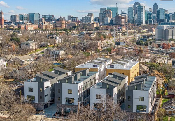 Landing Apartments - Downtown Dallas - Victory Park - Dallas