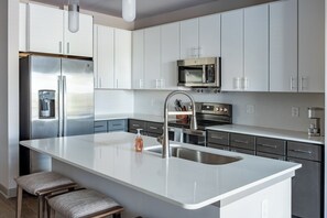 Lejlighed - 2 soveværelser | Privat køkken | Køleskab/fryser i fuld størrelse, mikrobølgeovn, ovn, kogeplade