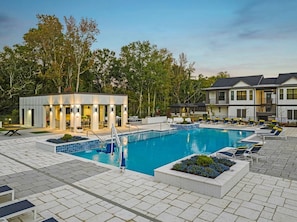 Una piscina al aire libre, camas de piscina gratis