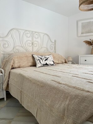 2 bedrooms, iron/ironing board, free WiFi, bed sheets