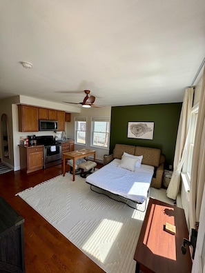 Economy Apartment, Courtyard View | Living area