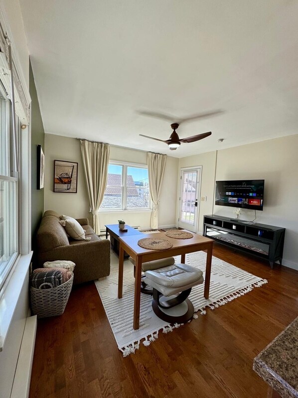 Apartemen Ekonomi, pemandangan halaman | Area keluarga