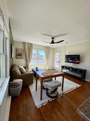 Economy Apartment, Courtyard View | Living area