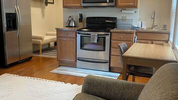 Economy Apartment, Courtyard View | Private kitchen | Fridge, microwave, oven, stovetop