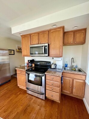 Apartament econòmic, vistes al pati | Cuina privada | Frigorífic, microones, forn i placa de cuina
