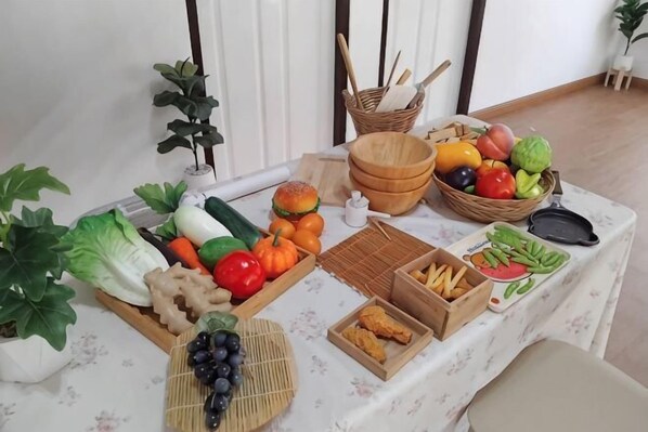 Une table garnie de divers fruits, légumes et en-cas.