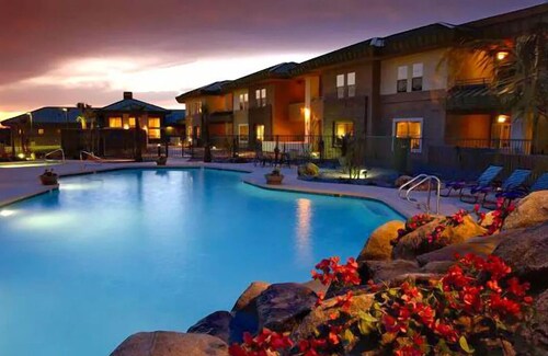 Charming and Spacious 2-bedroom Resort with AC, Fitness, and Pool in Scottsdale