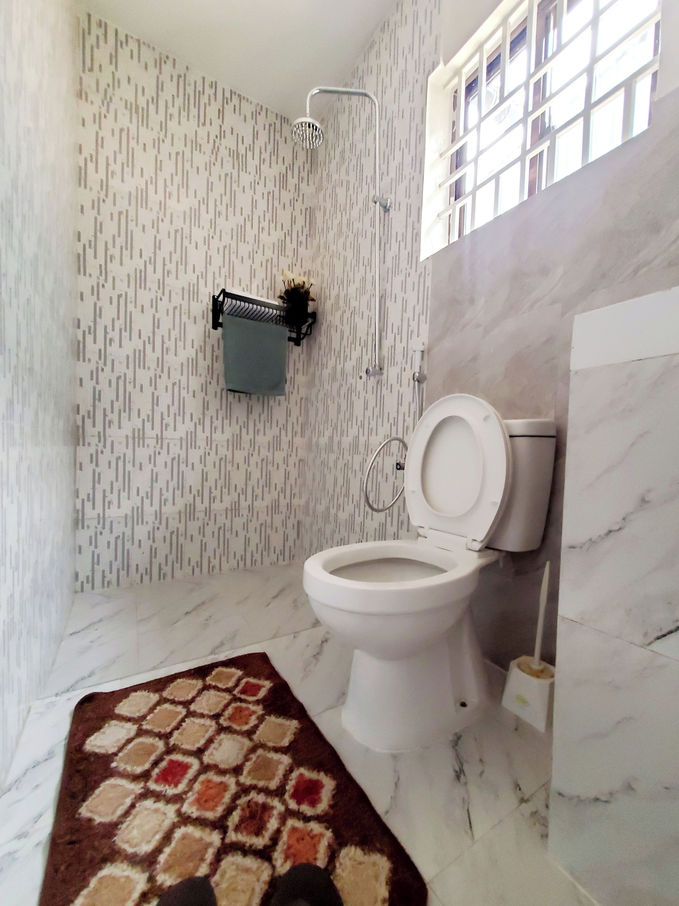 Douche, sèche-cheveux, bidet, serviettes fournies