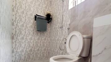 Douche, sĂšche-cheveux, bidet, serviettes fournies