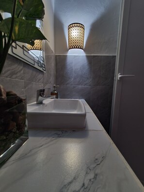Shower, hair dryer, bidet, towels - Faraja Homestay Mwanza (Mwanza Region)