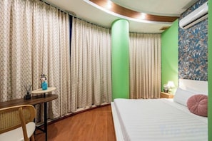 A hotel room with a bed, a desk, and curtains. - An Corner - My Vinh Apartment - Central D3 (Ho Chi Minh City)