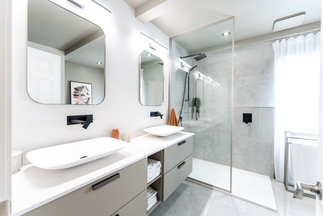 Sèche-cheveux, bidet, serviettes fournies, savon