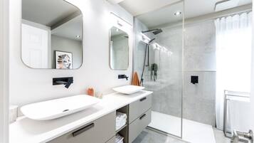 SĂšche-cheveux, bidet, serviettes fournies, savon