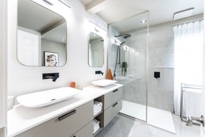 Haartrockner, Bidet, Handtücher, Seife