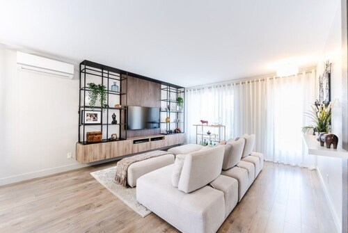 Streamlined apartment with 2 free parking spaces.