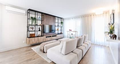 Appartement épuré avec 2 stationnements gratuits.