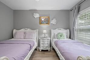 4 habitaciones, tabla de planchar con plancha, cuna de viaje y wifi 