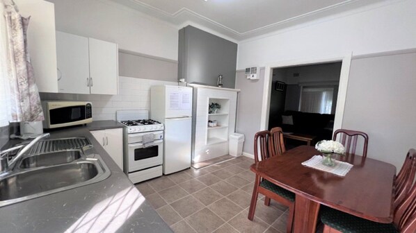 Refrigerador, microondas, horno y utensilios de cocina 