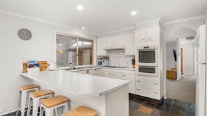 Een microgolfoven, een oven, een kookplaat, een vaatwasser