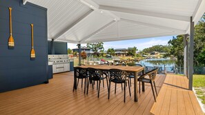 Outdoor dining - The Quay To Sussex - Waterfront property close to town (Sussex Inlet)