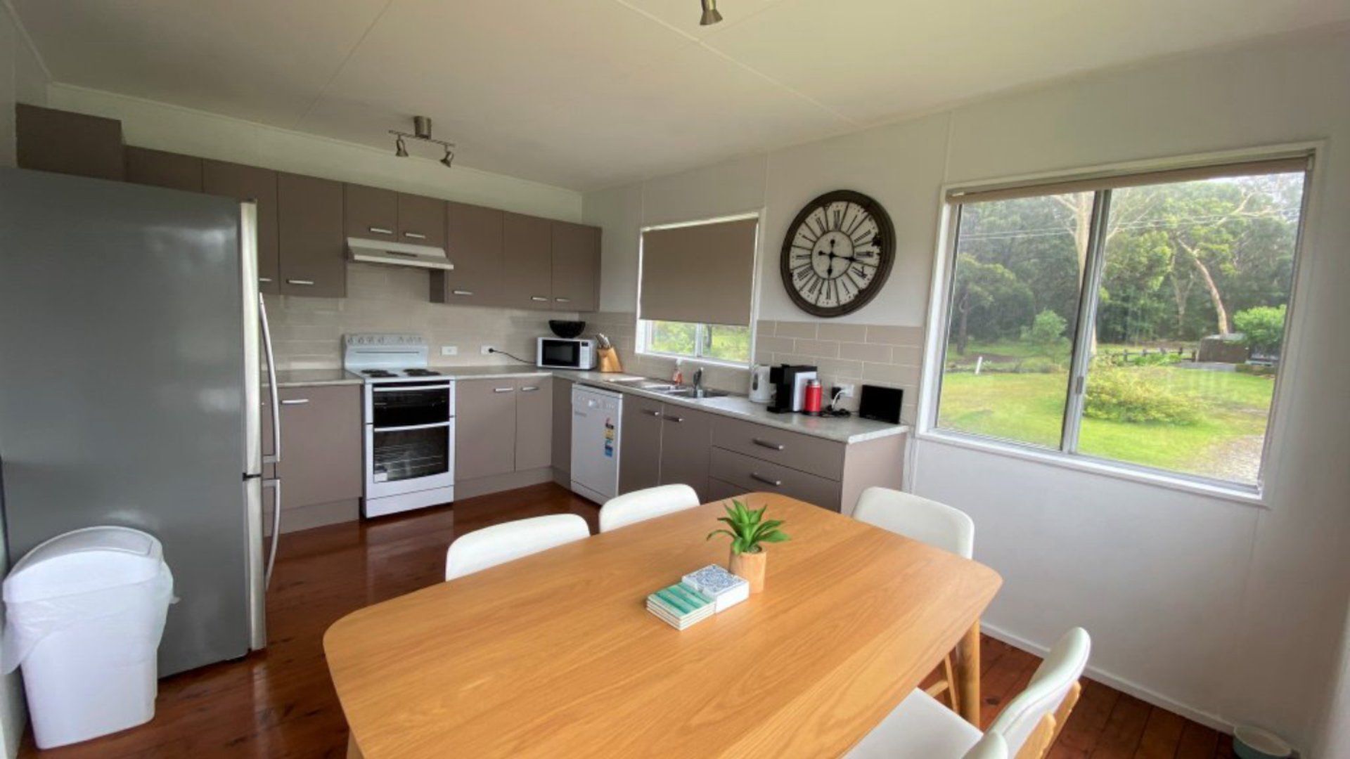 Microondas, placa de cocina, lavavajillas, tostadora