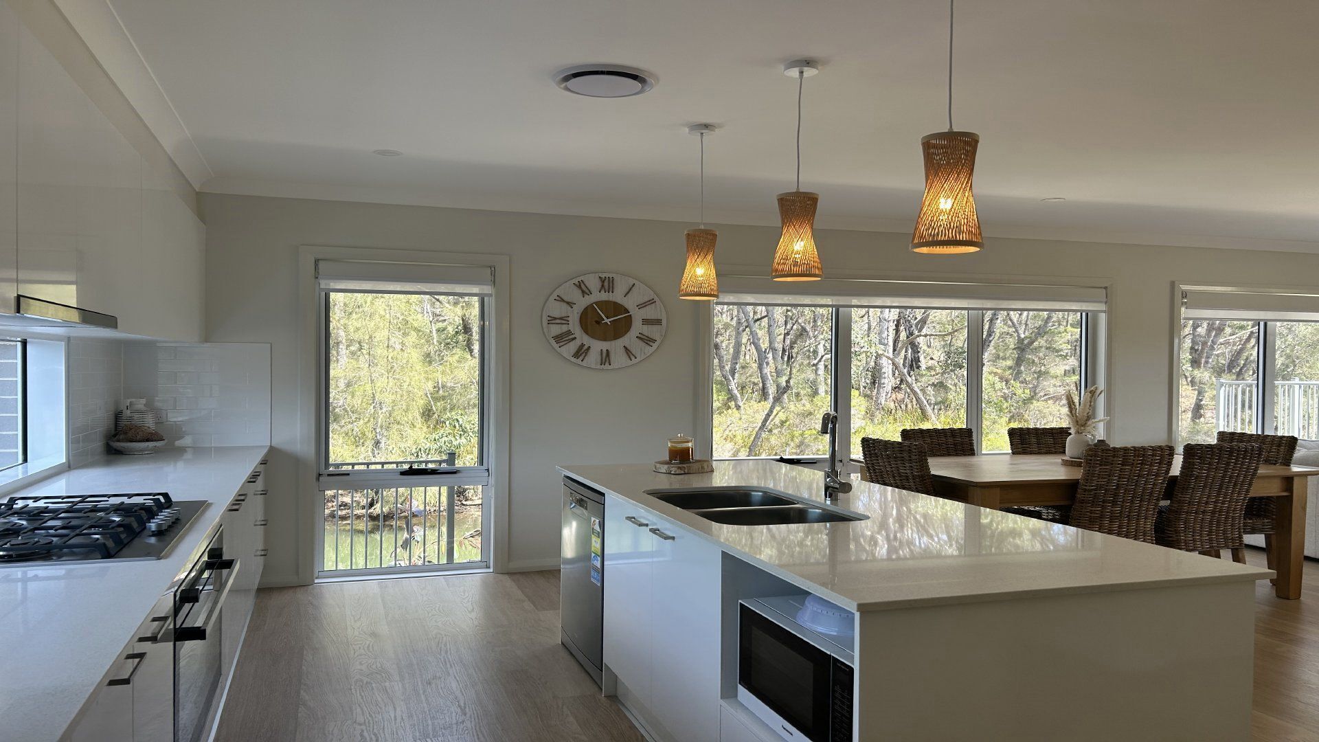 Mikrovågsugn, ugn, spishäll och diskmaskin